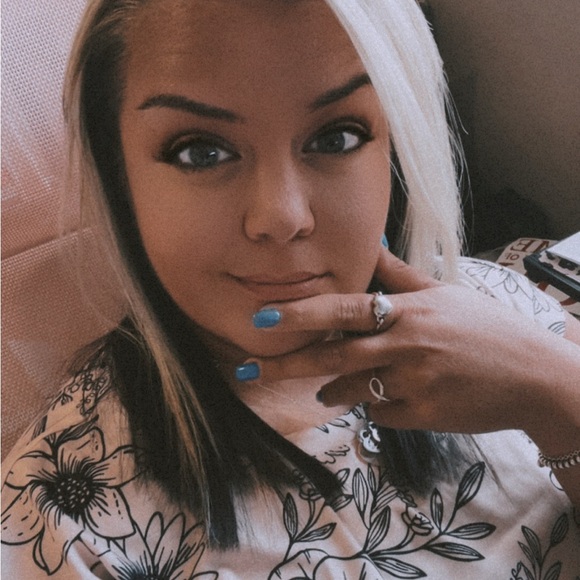 Meet your Posher, Heather - Picture 2 of 4